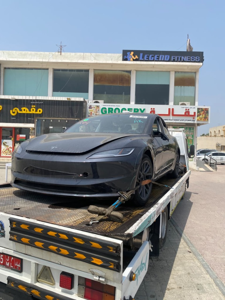 نقل سيارة تسلا كهربائية بسطحة هيدروليك مسقط
